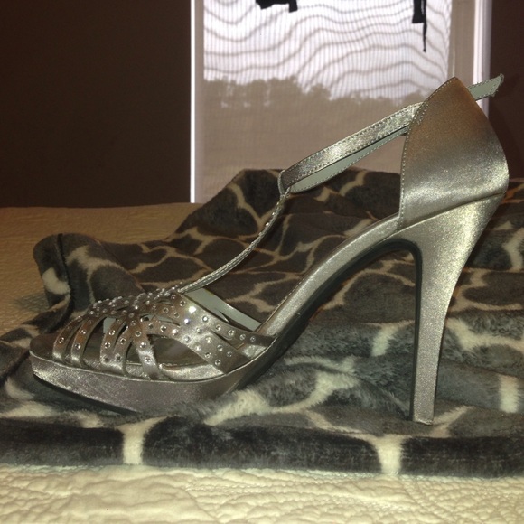 Fioni Night Silver Heels - Picture 3 of 3
