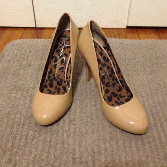 NWOT Jessica Simpson Nude Pumps size 6.