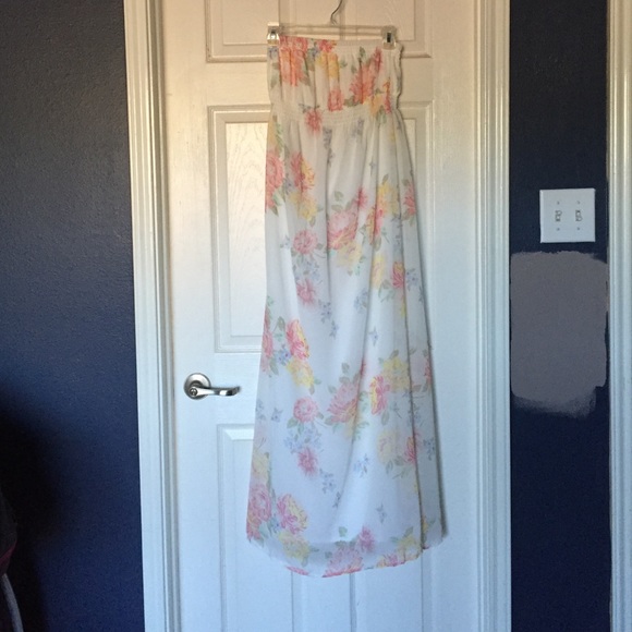 Strapless chiffon maternity dress.