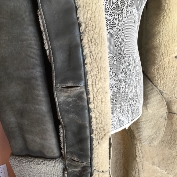 Beautiful shearling coat, stands collar. - Picture 6 of 9