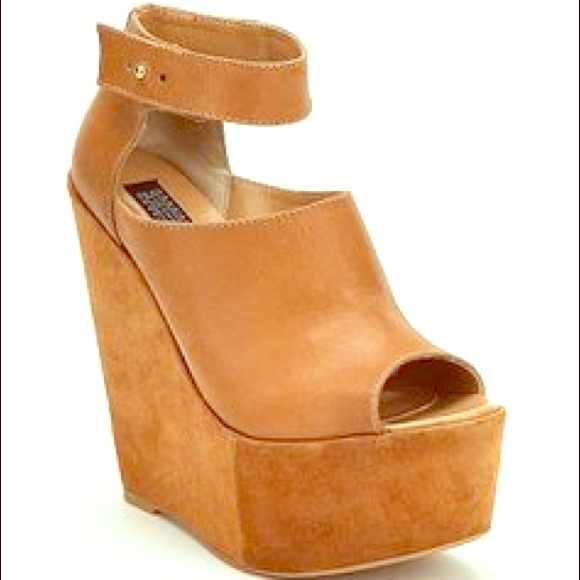 ✨Deena & Ozzy Suede Strap Wedge✨
