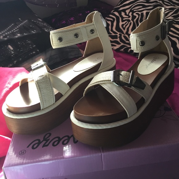 Super cute platform sandals - Picture 2 of 3