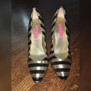 BETSEY JOHNSON Black / Gold Stripe Pumps