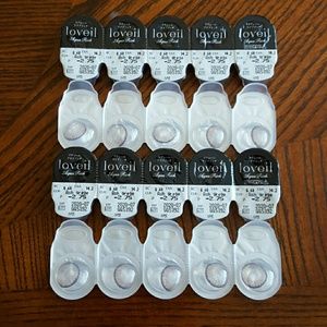 Gray daily contact lenses