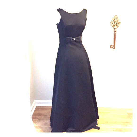 Dresses & Skirts - Black long sleeveless formal dress with bow
