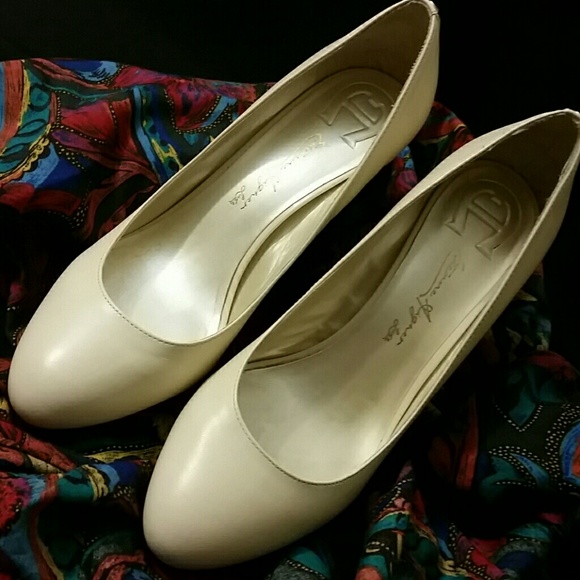 Etiene Aigner Lux cream sz 8.5 pumps