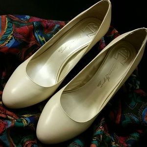 Etiene Aigner Lux cream sz 8.5 pumps