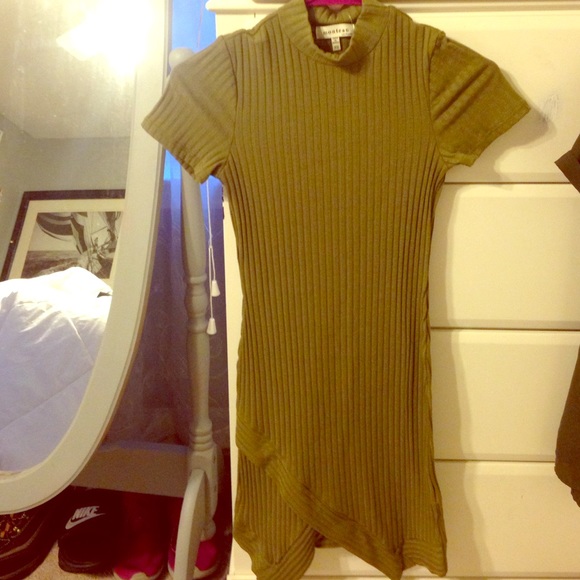 Green plain short sleeved dress.