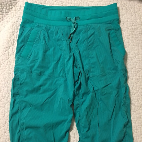 LULULEMON teal workout capris