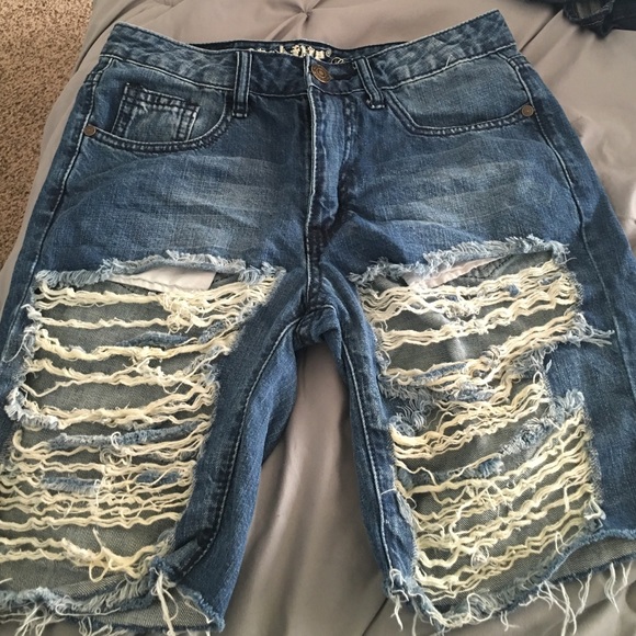 Distressed thigh shorts