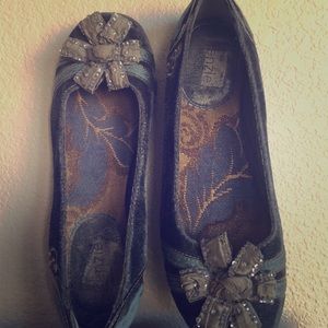Rare Blue Kenzie flats with bows Sz 8