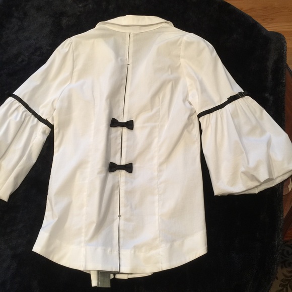 White button-down shirt with bell-shaped sleeves - Picture 4 of 4