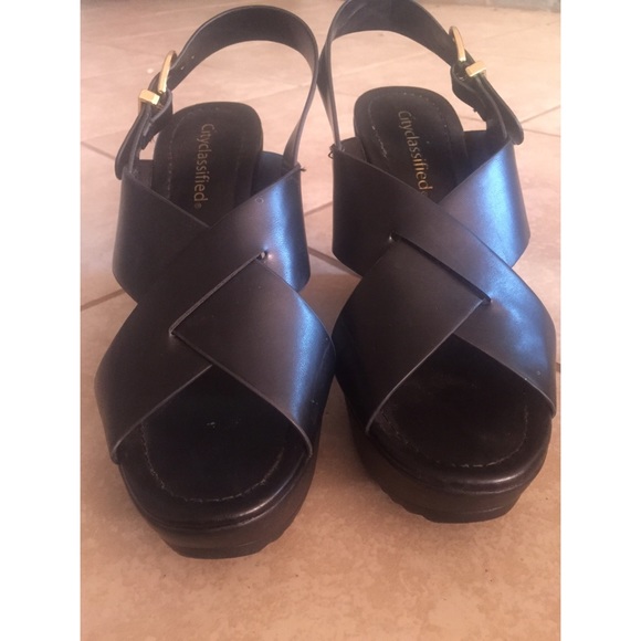 Black wedges