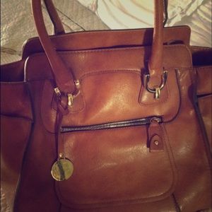 London fog! Beautiful purse that fits most styles.