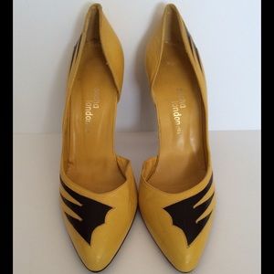 Vintage yellow pump