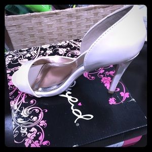 Tan pumps !