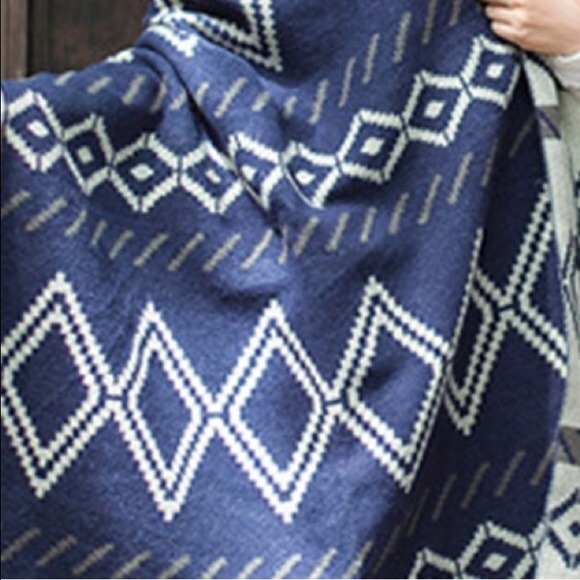 Blue geometrical Scarf Wear both ways - Picture 2 of 4