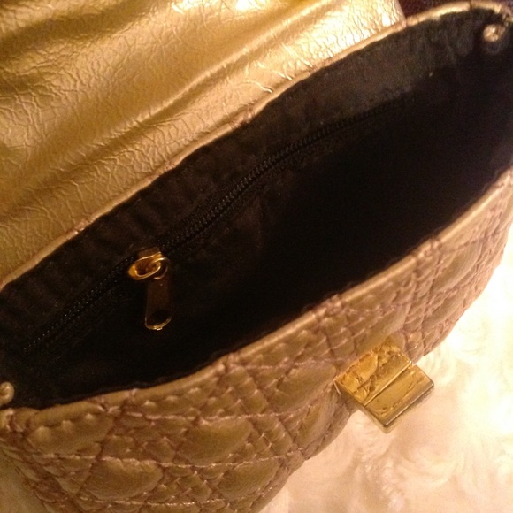 Gold quilted phone purse - Picture 3 of 3