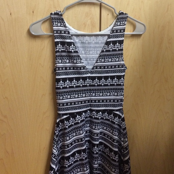 Patterned H&M Dress Size 2 - Picture 3 of 3