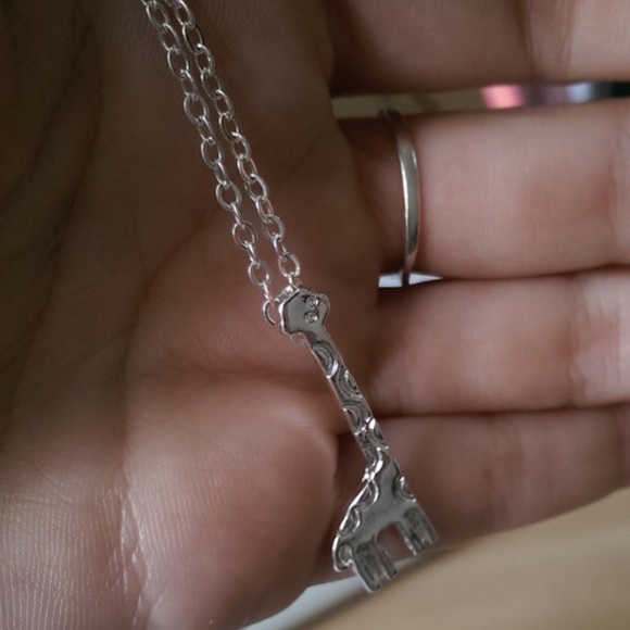 (R2) Giraffe Necklace - Picture 2 of 3