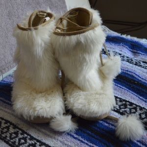Fossil White Tan Furry House Slippers Boots