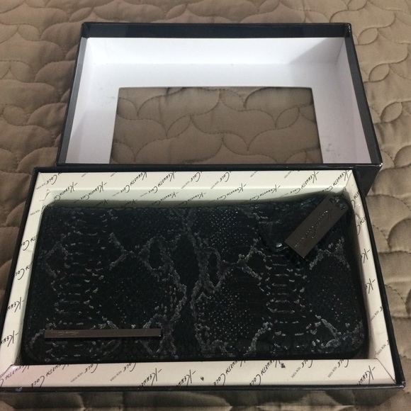 Kenneth Cole large leather zip around wallet - Picture 2 of 4