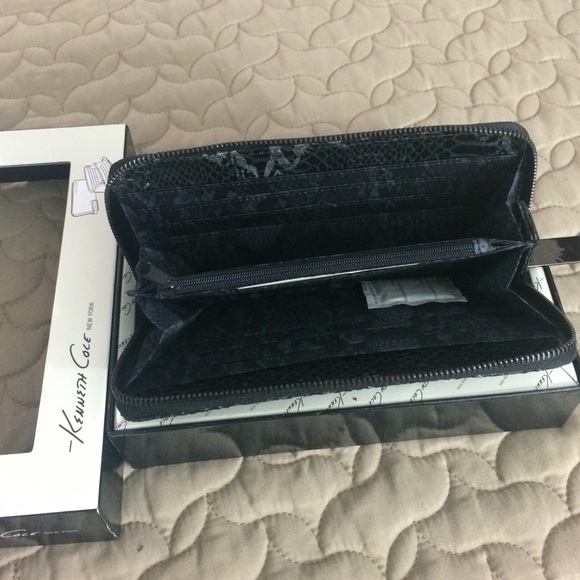 Kenneth Cole large leather zip around wallet - Picture 3 of 4