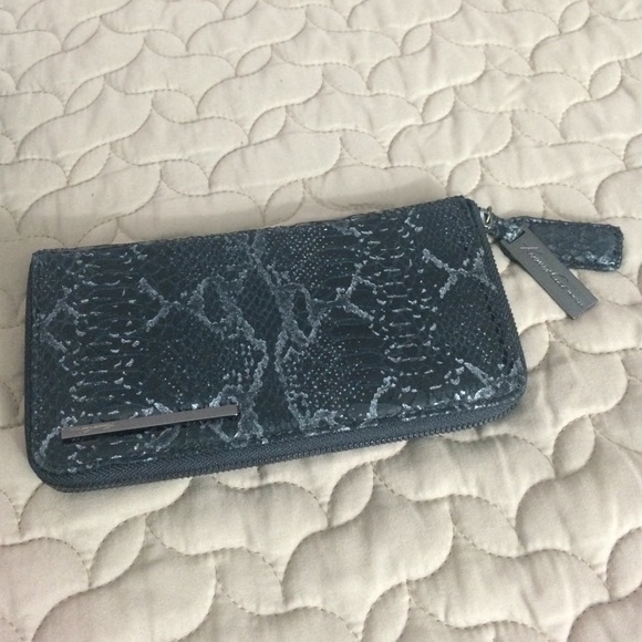 Kenneth Cole large leather zip around wallet - Picture 4 of 4