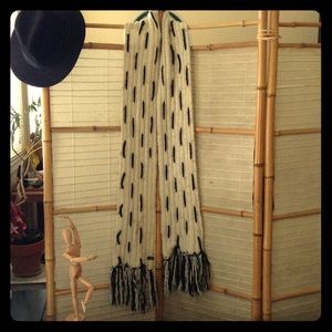 Black and white Rue 21 knit Scarf