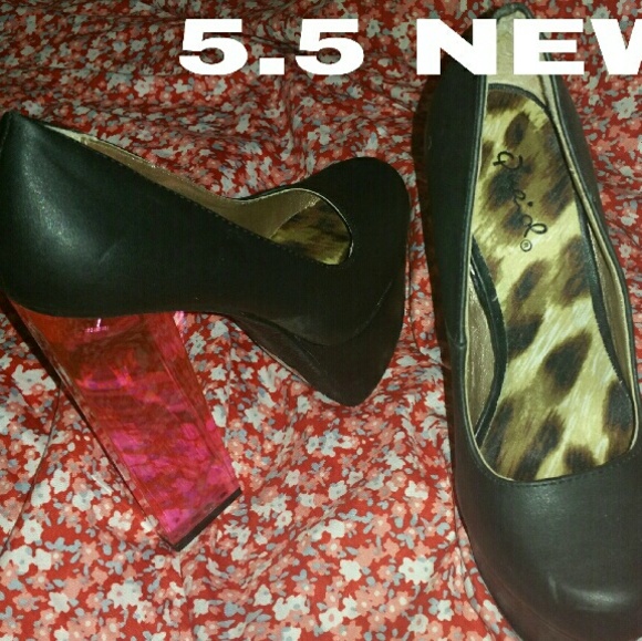 Black & pink pumps