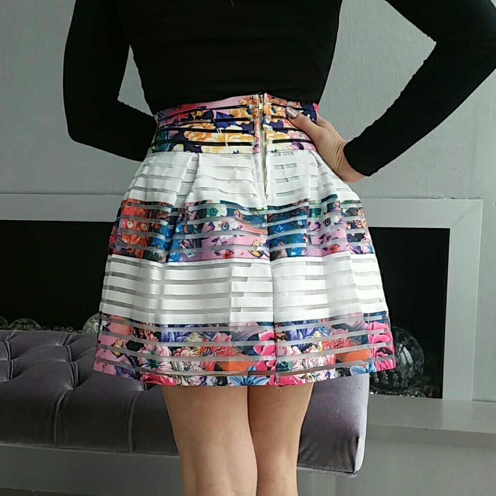 LAST 1GORGEOUS FLORAL PRINT SKIRT - Picture 2 of 4