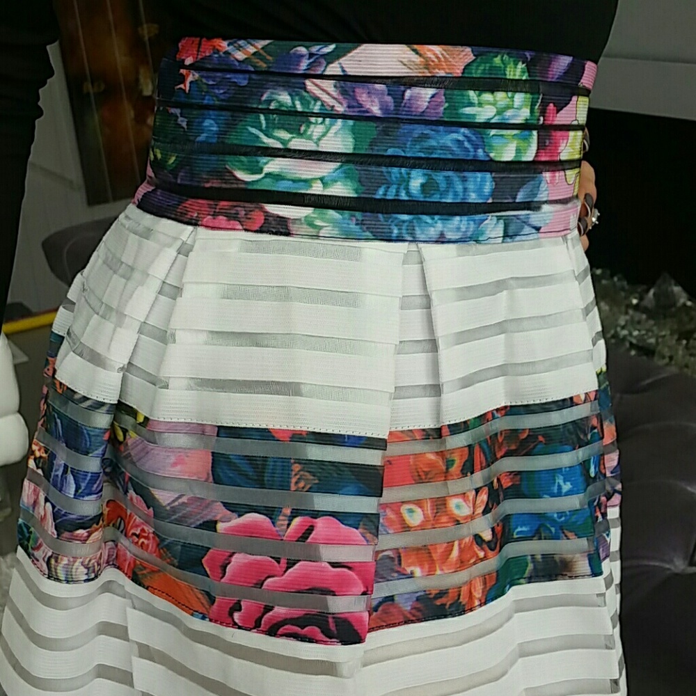 LAST 1GORGEOUS FLORAL PRINT SKIRT - Picture 3 of 4