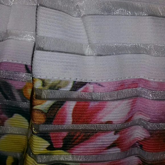 LAST 1GORGEOUS FLORAL PRINT SKIRT - Picture 4 of 4