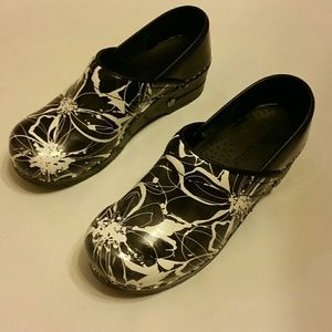 Sanita's koi  black and white flowered clog