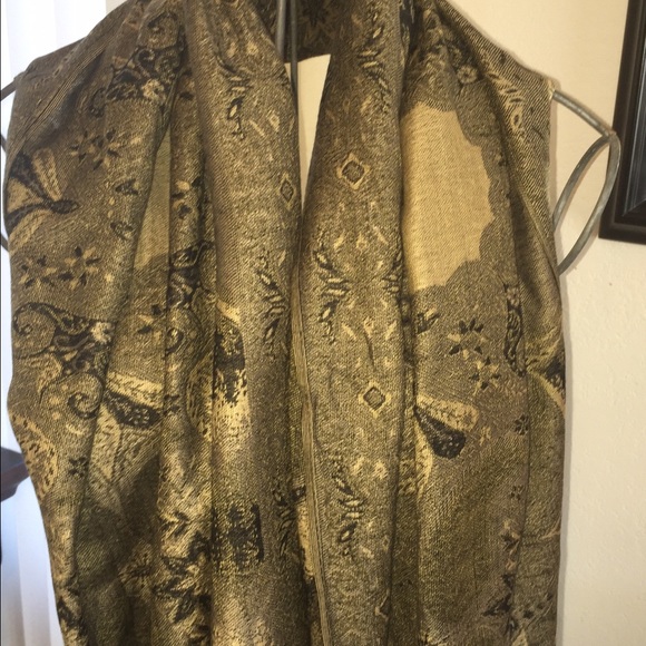 Beautiful scarf, - Picture 3 of 3