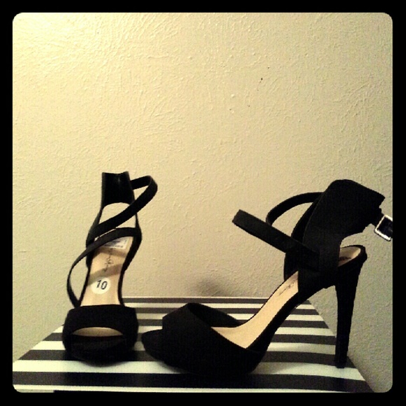 Heeled strappy black high heels