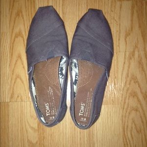 Grey toms
