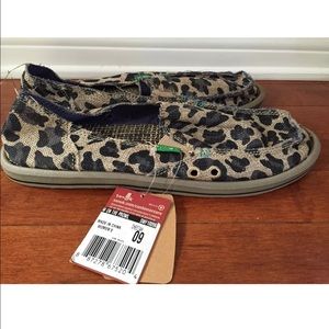 Sanuk size 9 cheetah new with tags