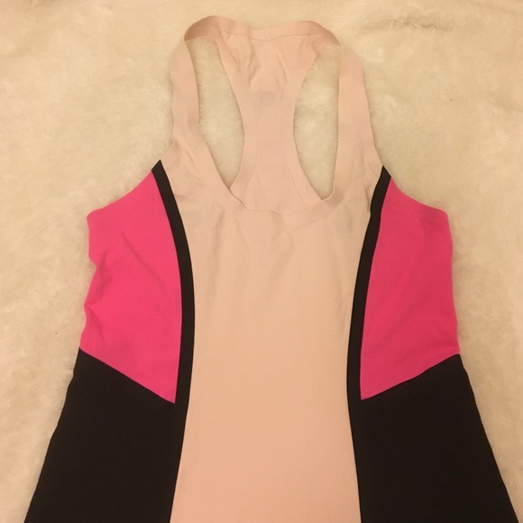 🔸sold🔸Lululemon Tank EUC - Picture 2 of 4