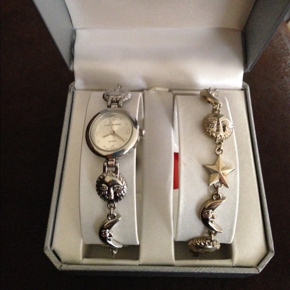 Gloria Vanderbilt sun moon stars watch w/bracelet