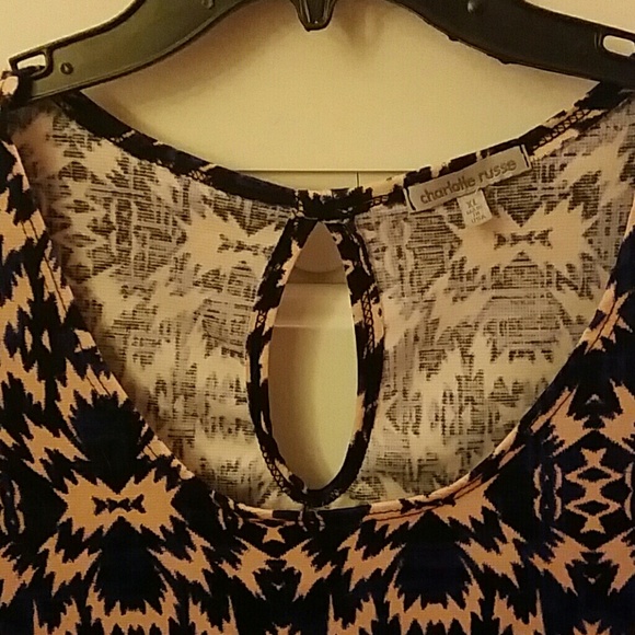 Cute patterned shirt with a waist! - Picture 2 of 3