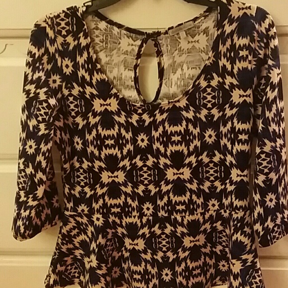 Cute patterned shirt with a waist! - Picture 3 of 3
