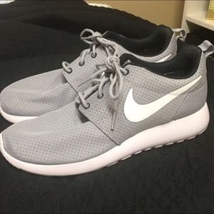 Grey Nike roshe