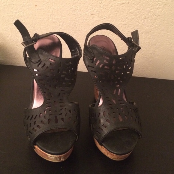 Black open toe wedges - Picture 2 of 3