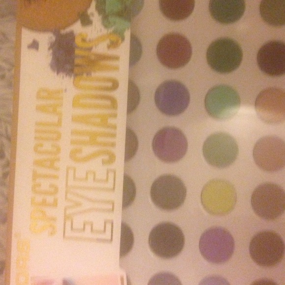 Eyeshadow - Picture 2 of 3