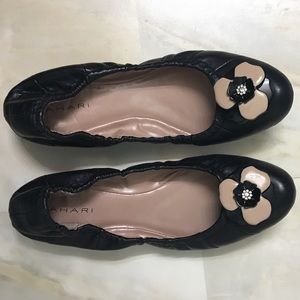 TAHARI leather flats