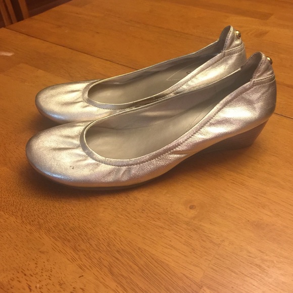 GUESS gold wedges