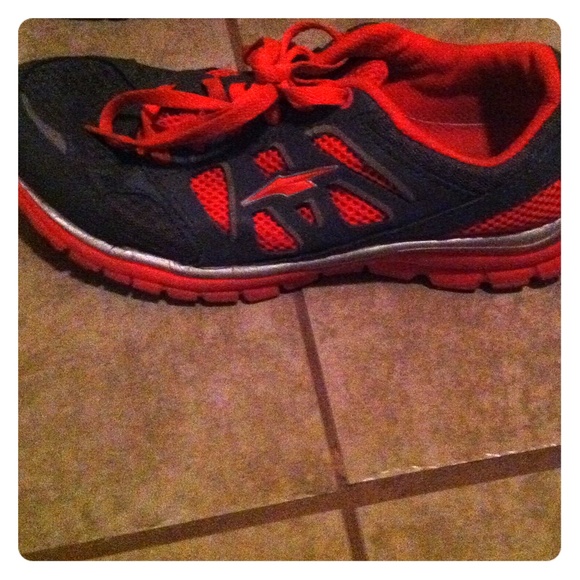 Tennis shoes