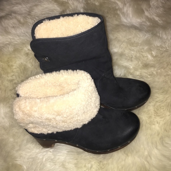 Never worn black suede Lynnea UGG clogs
