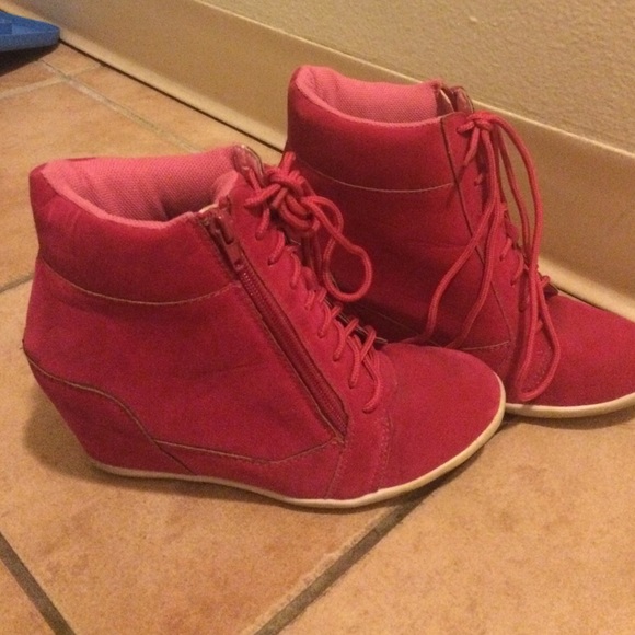 Shoes - Picture 2 of 4